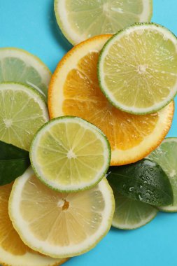 Açık mavi arka planda, sudaki yeşil yapraklar ve turunçgiller düzdü.