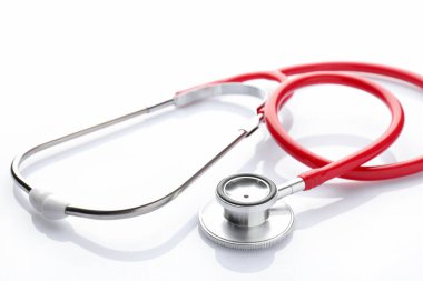 Beyaz arka planda bir steteskop, yakın plan. Tıbbi araç