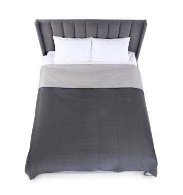 Temiz çarşafları olan büyük bir yatak, beyazın üstünde, manzaranın üstünde.