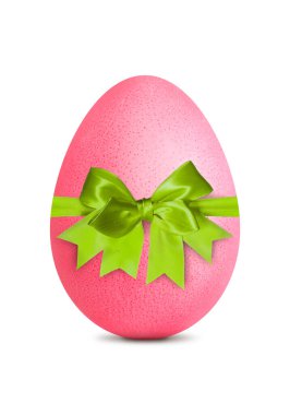 Pembe Paskalya yumurtası, beyaz yay ile izole edilmiş.