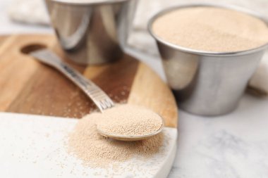 Beyaz mermer masada kuru maya, yakın plan.