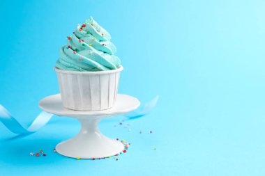 Açık mavi arkaplan üzerine serpiştirilmiş lezzetli kek, metin için boşluk