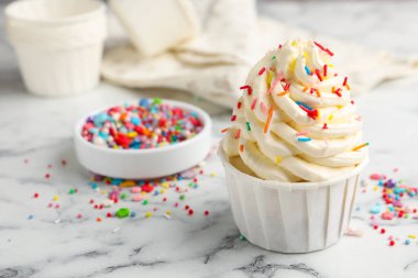 Beyaz mermer masaya serpiştirilmiş lezzetli kek, yakın plan.