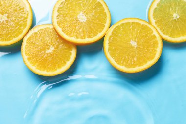 Açık mavi zemin üzerinde portakal dilimleri, düz bir zemin. Metin için boşluk