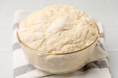 Cam kasede taze hamur, ışık masasında, yakın plan.