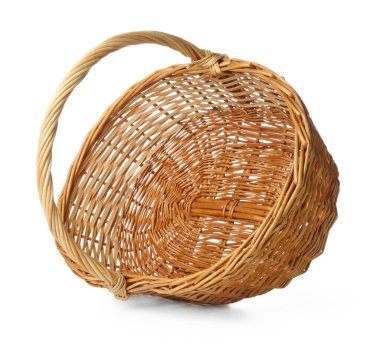 Boş bir hasır sepet beyaza izole edilmiş.