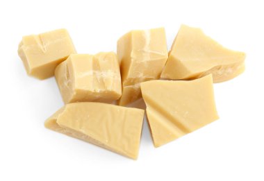 Doğal kakao yağı parçaları beyaza izole edilmiş.