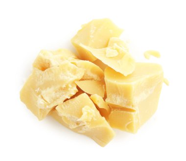 Doğal kakao yağı parçaları beyaza izole edilmiş.