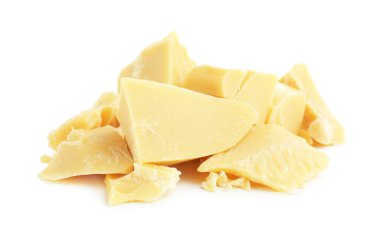 Doğal kakao yağı parçaları beyaza izole edilmiş.