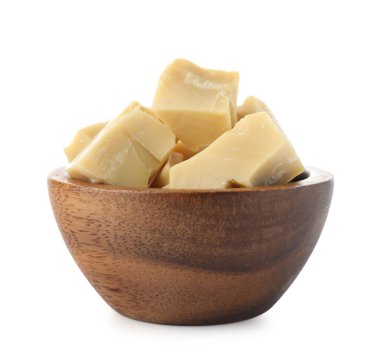 Kakao yağı parçaları beyaz kasede izole edilmiş.