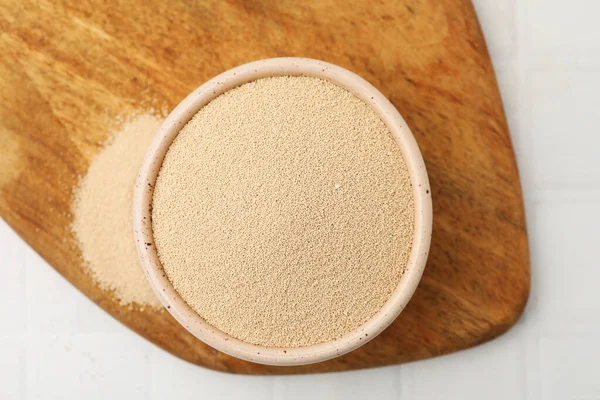 Beyaz fayanslı tabakta kuru maya, üst manzara.