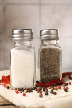 Baharatlı tuzluk ve biberlikler, yakın plan.