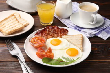 Geleneksel İngiliz kahvaltısı ahşap masada servis edilir, yakın plan.