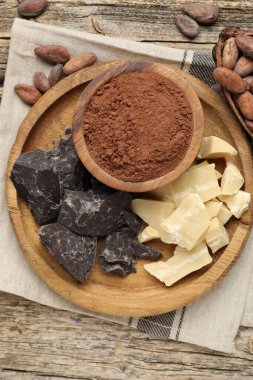 Organik kakao yağı, çikolata parçaları, fasulye ve toz ahşap masa, üst görünüm