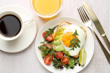 Avokado tostlu sağlıklı bir kahvaltı.