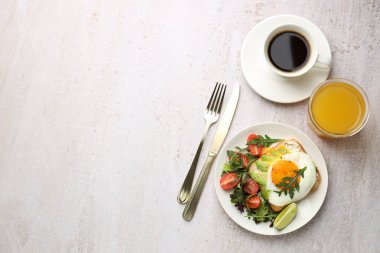 Avokado tostlu sağlıklı bir kahvaltı. Işık masasında servis ediliyor. Metin için boşluk
