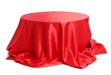 Beyaz üzerine izole edilmiş şık kırmızı ipek kumaşlı masa