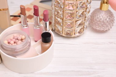 Makyaj ürünleri hafif ahşap masada, yakın plan. Metin için boşluk