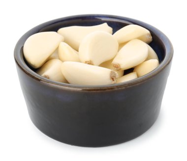 Taze sarımsak karanfilleri beyaz kasede izole edilmiş.