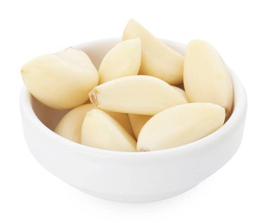 Taze sarımsak karanfilleri beyaz kasede izole edilmiş.