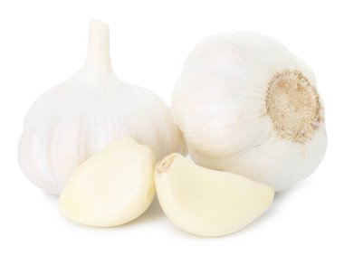 Taze sarımsak soğanları ve karanfiller beyaz üzerine izole edilmiş.