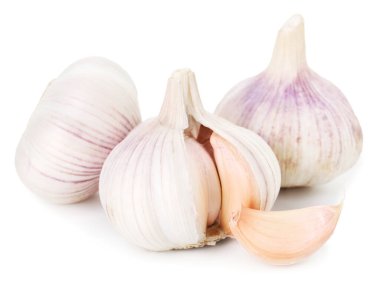 Taze sarımsak soğanları ve karanfil beyaza izole edilmiş.