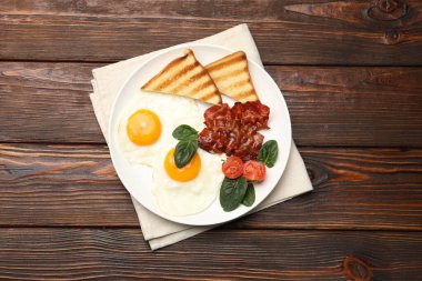 Tahta masada servis edilen omlet ve pastırmayla nefis bir kahvaltı.