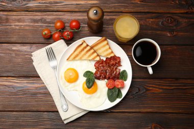 Tahta masada servis edilen omlet ve pastırmayla nefis bir kahvaltı.