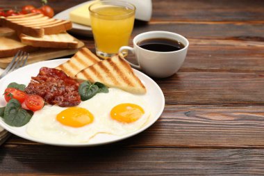 Ahşap masada servis edilen omlet ve pastırmayla nefis bir kahvaltı. Metin için boşluk