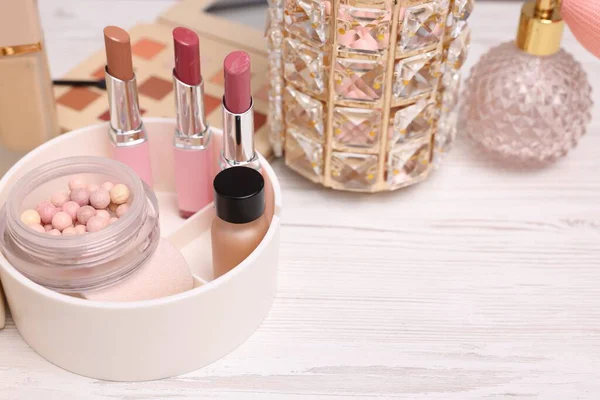 Makyaj ürünleri hafif ahşap masada, yakın plan. Metin için boşluk