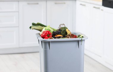 Mutfaktaki çöp kutusunda çöp, mesaj atmak için yer var. Atık sıralama