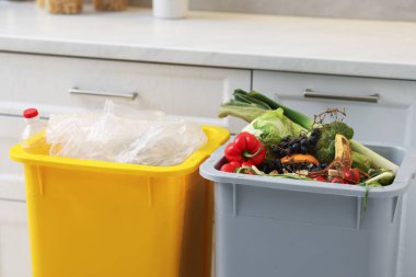 Mutfaktaki çöp bidonlarında çöp, yakın plan. Atık sıralama