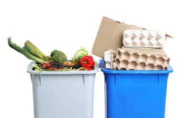 Çöp tenekeleri beyaz arka planda, yakın plan. Atık sıralama