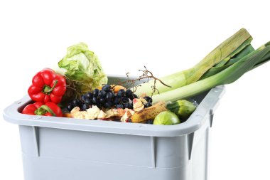 Çöp tenekesi beyaz arka planda, yakın plan. Atık sıralama