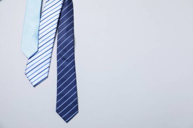 Beyaz arka planda farklı stil kravatlar, düz yatış. Metin için boşluk