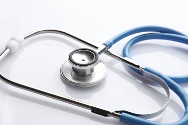 Beyaz arka planda bir steteskop, yakın plan. Tıbbi araç