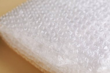 Bej arkaplanda şeffaf baloncuk paketi, yakın plan