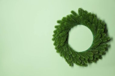 Açık yeşil duvardaki güzel Noel çelengi, metin için yer