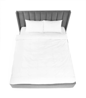 Temiz çarşafları olan büyük bir yatak, beyazın üstünde, manzaranın üstünde.