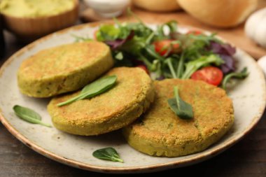 Tahta masada servis edilen salatalı lezzetli vejetaryen köfteleri, yakın plan.