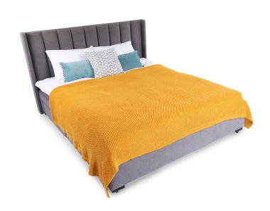 Beyaz çarşaflı büyük bir yatak.