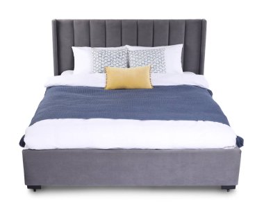 Beyaz çarşaflı büyük bir yatak.