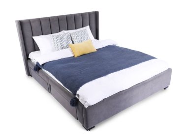 Beyaz çarşaflı büyük bir yatak.