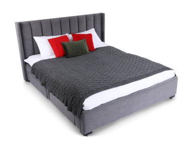 Gri battaniyeli büyük yatak ve beyaz yastıklı kırmızı yastıklar.