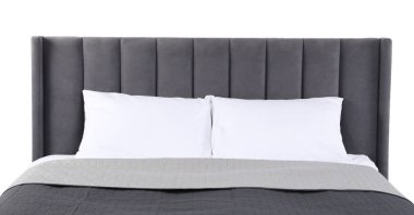 Gri battaniyeli yatak ve beyaz yastıklı