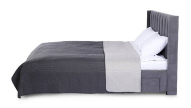 Beyaz çarşaflı büyük bir yatak.