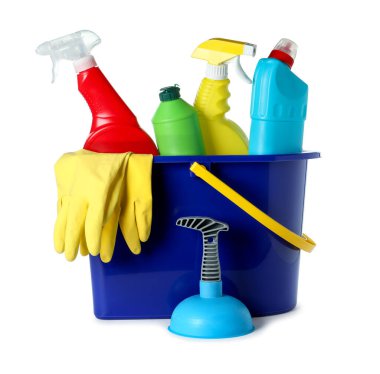 Farklı tuvalet temizleyicileri, lastik eldivenleri ve pompası olan kova beyaza izole edilmiş.