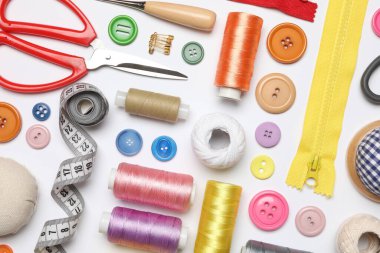 Beyaz arka planda farklı dikiş malzemeleri var.