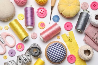 Beyaz arka planda farklı dikiş malzemeleri var.