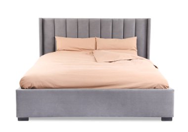 Beyaz çarşaflı büyük bir yatak.